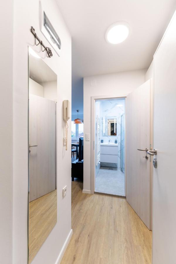 Elegant Tour As Studio Gilly With Open Views And A Balcony In The Center Ljubljana Extérieur photo