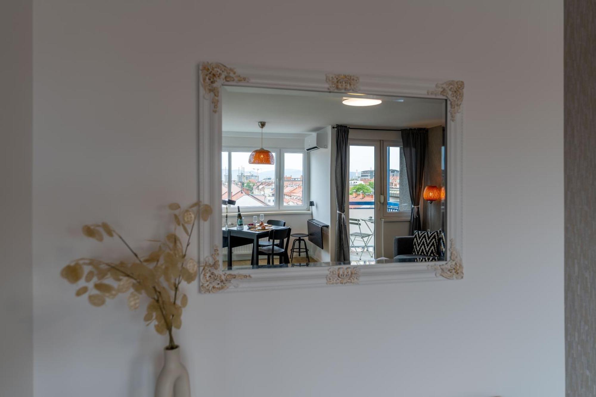 Elegant Tour As Studio Gilly With Open Views And A Balcony In The Center Ljubljana Extérieur photo